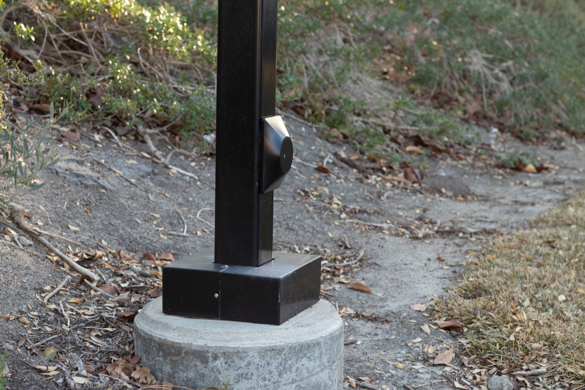 Locking hand hole cover for light pole copper theft prevention