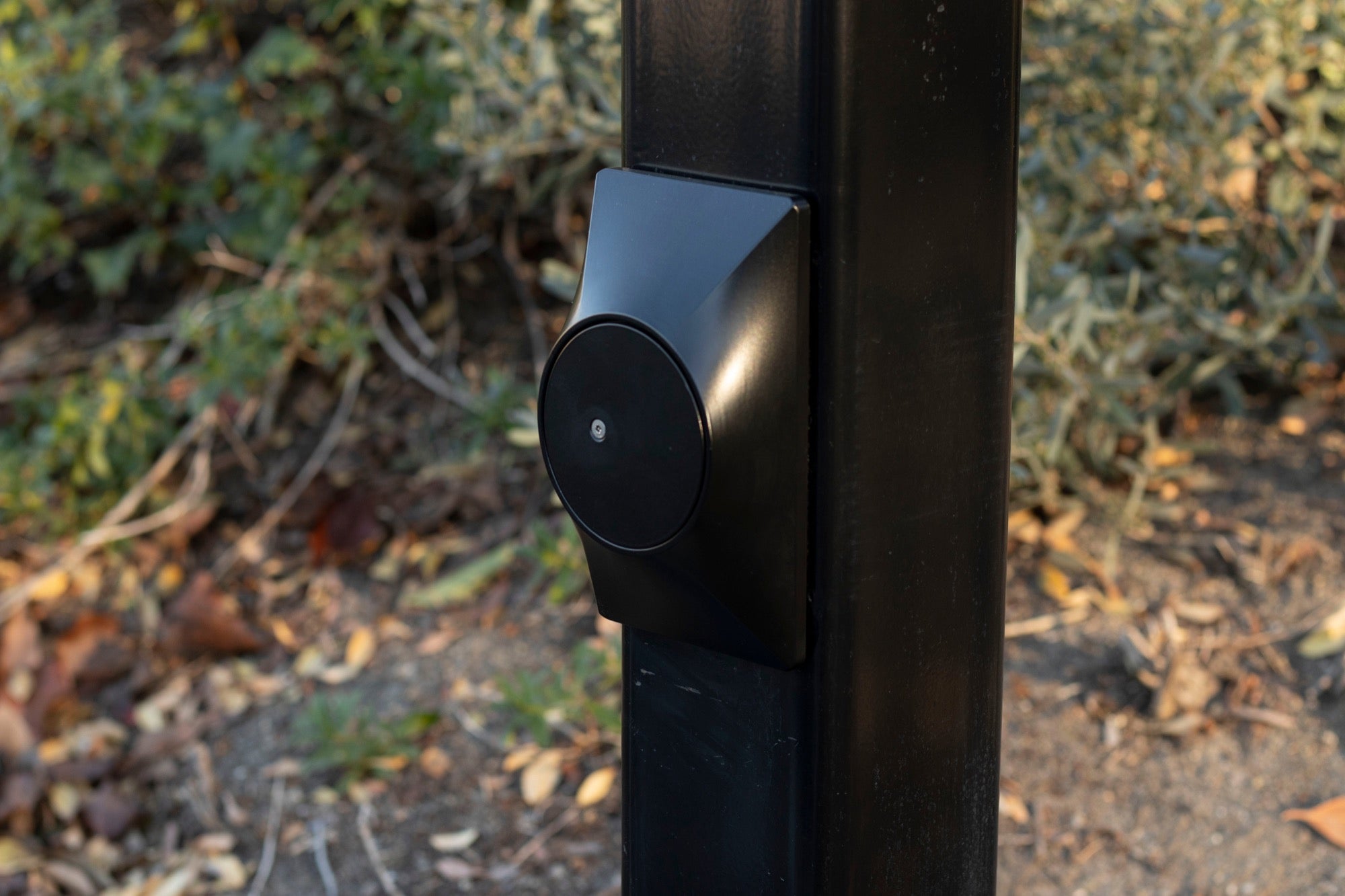 Tamper-resistant light pole hand hole cover close-up
